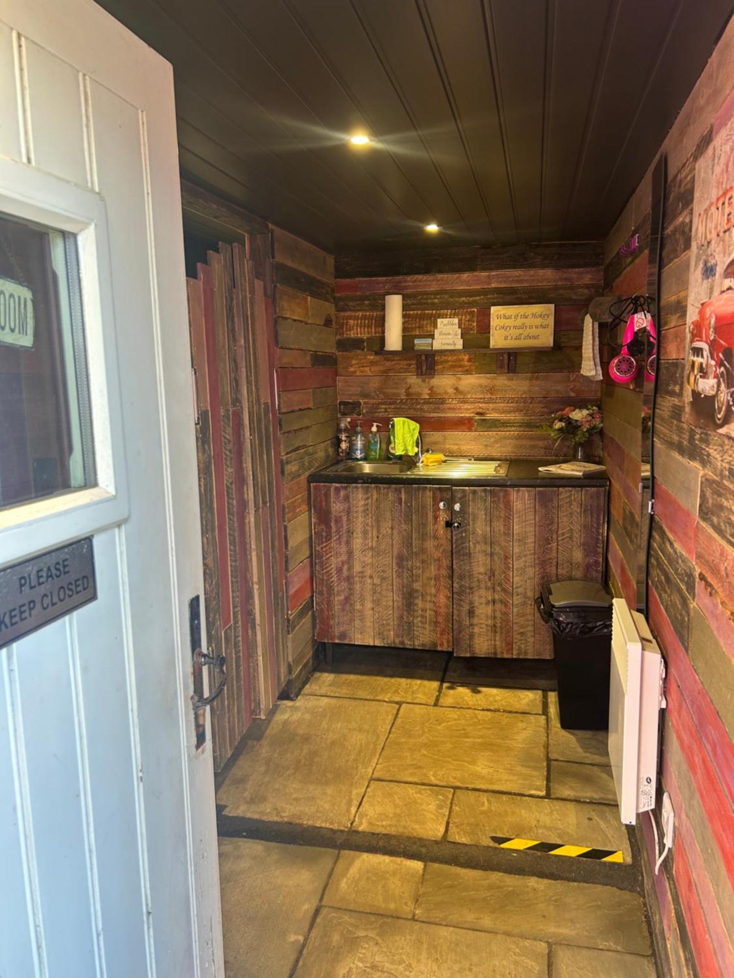 Rhodes To Serenity - Waterfall Shepherds Hut Cauldon 外观 照片