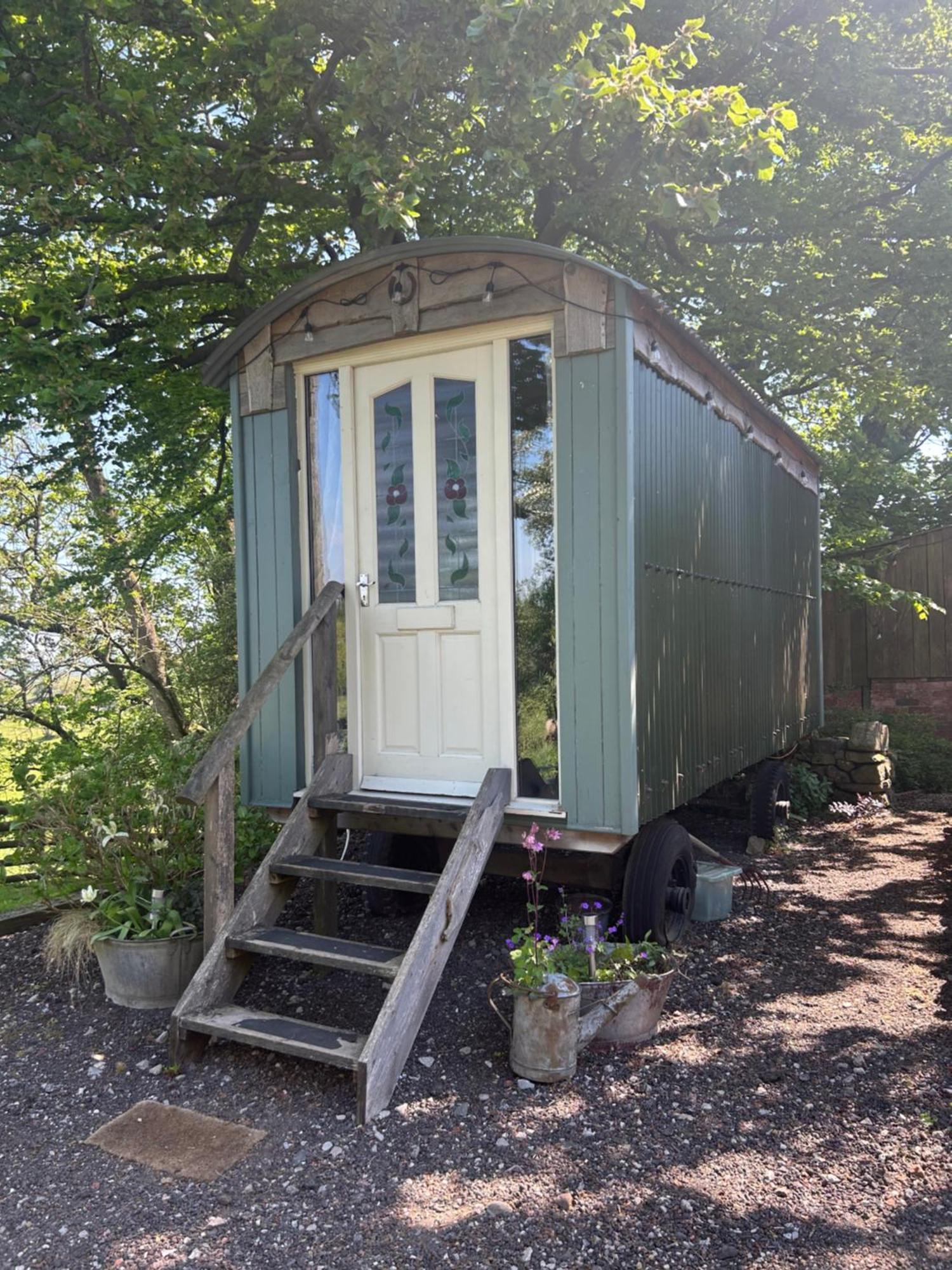Rhodes To Serenity - Waterfall Shepherds Hut Cauldon 外观 照片