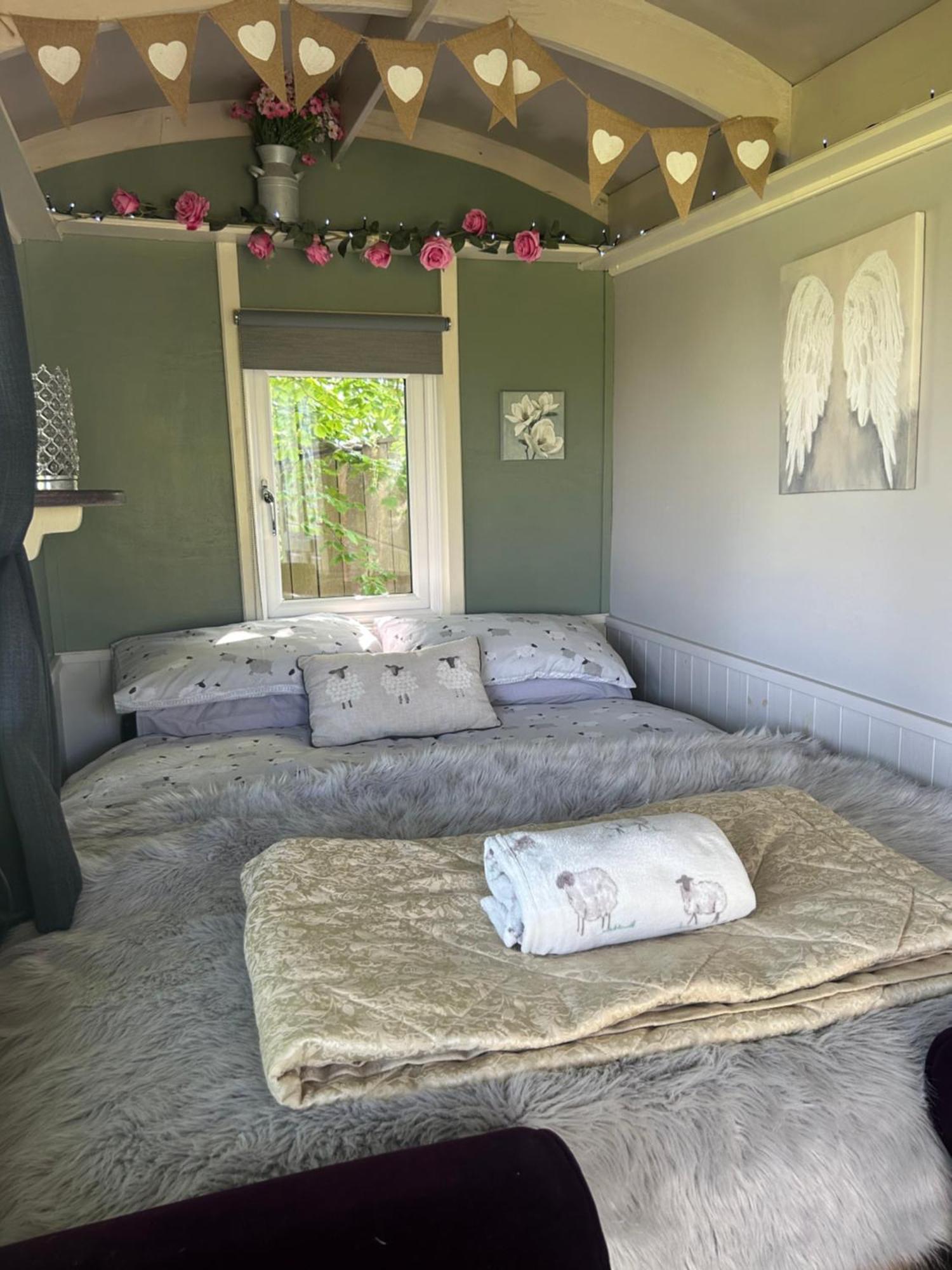 Rhodes To Serenity - Waterfall Shepherds Hut Cauldon 外观 照片